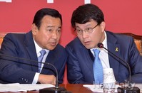 [포토]비상대책위서 대화하는 이완구-윤상현