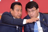 [포토]마이크 내리는 이완구 원내대표