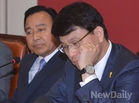 [포토]생각에 잠긴 새누리당 윤상현 비상대책위원