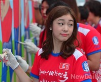 [포토]'힘내라 대한민국' 벽화그리는 김연아