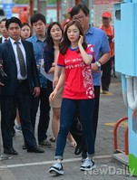 [포토]붉은셔츠 입고 입장하는 김연아