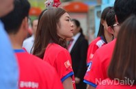[포토]'힘내라 대한민국' 벽화 바라보는 김연아