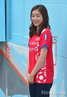 [포토]벽화 앞에 두손모으고 선 김연아