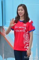 [포토] 월드컵응원 셔츠입고 수줍게 인사하는 김연아
