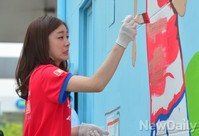 [포토]월드컵응원 벽화에 색 입히는 김연아