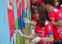 [포토]이이남-정정주 한국대표 작가들과 벽화그리기 행사에 참석한 김연아
