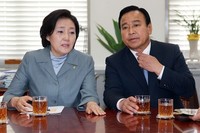 [포토]대화 나누는 '이완구-박영선' 양당 원내대표