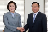 [포토]악수 나누는 '박영선-이완구' 원내대표
