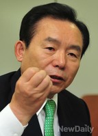 [포토]인터뷰 하는 이인제 새누리당 대표 후보