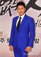 [포토]끝없는 사랑, 파란 정장도 맵시있게 소화하는 류수영