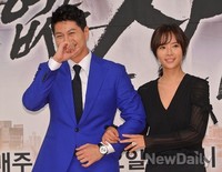 [포토]끝없는 사랑 류수영-황정음, 쑥스러운 팔짱끼기