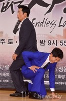 [포토]끝없는 사랑, 류수영 등에 앉은 차인표 '아이고 편안하다~'