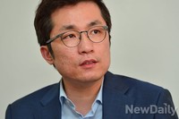 [포토]새누리당 전당대회 관련 인터뷰 가지는 김상민의원
