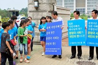 [포토]피켓시위 중 아이들과 이야기 나누는 도종환 의원