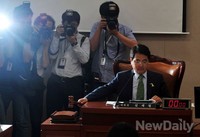 [포토]의사봉 두드리는 '심재철' 위원장