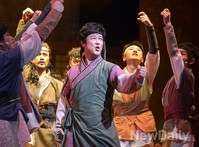 [포토]뮤지컬 균, 술잔 치켜 든 풍월향도와 희경