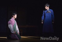 [포토]뮤지컬 균, 풍월향도를 일으키자 허균에게 비는 희경