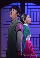 [포토]뮤지컬 균, 등 맞댄 매창과 희경