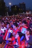 [포토]대한민국-러시아전 응원, 새벽을 잊은 붉은 악마들