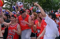 [포토]시작 전 흥겨운 무대에 붉은악마 '절로 흥이나~'