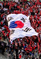 [포토]광화문에 펼쳐진 대형 태극기