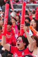 [포토]열정적으로 응원하는 붉은악마