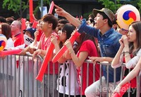 [포토]거리응원 위해 광화문 찾은 시민들 