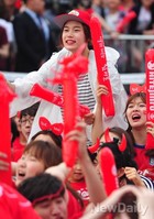 [포토]한국팀 선전에 자리를 박차고 일어난 붉은악마