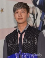 [포토]트로트의 연인 지현우, 매력넘치는 짝짝이 눈 미소