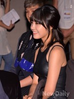 [포토]트로트의 연인, 동료연기자들과 대화 나누는 정은지