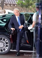 [포토]출근하는 문창극 국무총리후보자