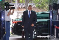 [포토]정부서울청사 창성동 별관으로 출근하는 문창극 후보