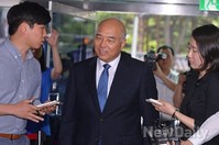 [포토]기자들 질문에 답변하는 문창극 국무총리후보