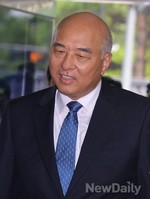 [포토]출근길, 질문에 답변하는 문창극 국무총리 후보