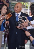 [포토]가방 들어보이는 문창극 후보자