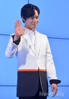 [포토]조선총잡이 한주완, 쑥스러움 가득 담긴 손인사