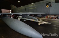 [포토]AIM-9 사이드와인더 미사일 장착한 '팬텀(F-4E)'전폭기