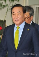 [포토]출마 기자회견 위해 들어오는 서청원 의원