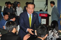 [포토]기자들과 인사 나누는 서청원 의원