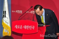 [포토]기자회견 전 인사하는 서청원 의원