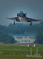 우리나라 상공지키는 팬텀 전폭기의 이륙