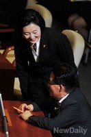 [포토]대화 나누는 박영선-박지원 의원