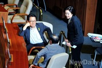 [포토]대화 나누는 '이재오-박지원-박영선'