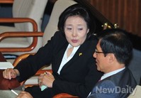 [포토]대화 나누는 박영선 원내대표와 신경민 의원