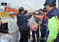 [포토]북녘에 날릴 먹거리풍선 준비하는 애국보수단체 회원들
