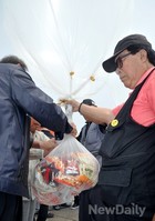 [포토]'이 풍선이 꼭 북녘에 닿기를' 풍선 준비하는 손길