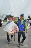 [포토]애국보수단체 손에 달린 북한에 날릴 먹거리풍선