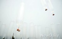 [포토]북녘으로 날아가는 애국보수단체의 먹거리 풍선