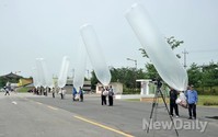 [포토]북녘으로 날아갈 먹거리 풍선들