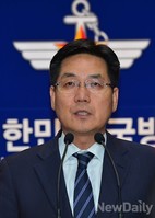 [포토]임모병장, 휴대폰을 던져 받을수 있는거리에 대치